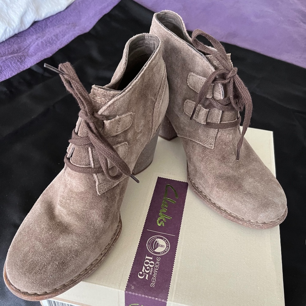 Clark’s Brand New Never Worn Carleta  Lyon Khaki Suede Lace up Booties